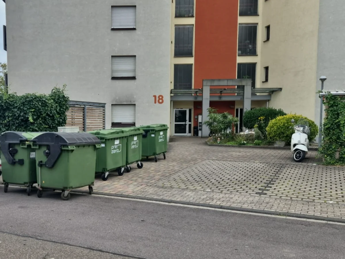 Gepflegter Mülltonnen-Standplatz